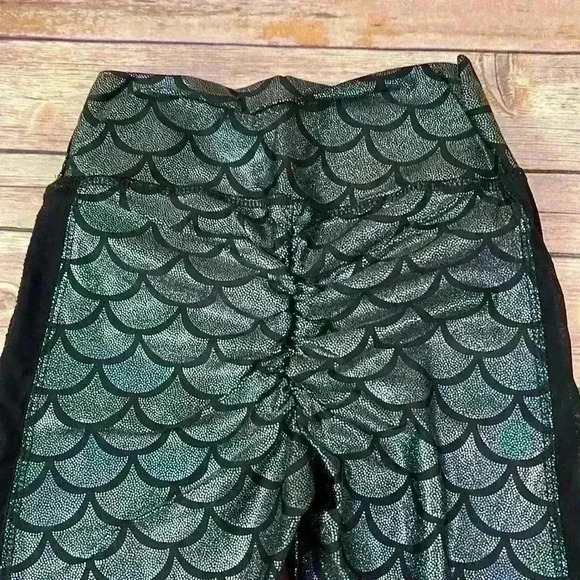 Metallic Mermaid Scruch Booty Capri Leggings - Picture 3 of 7
